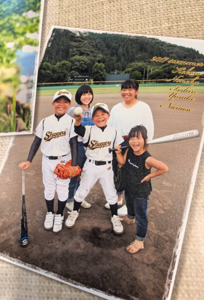 兄弟で撮影するさいきっこ写真。野球場で野球のユニフォームで撮影。