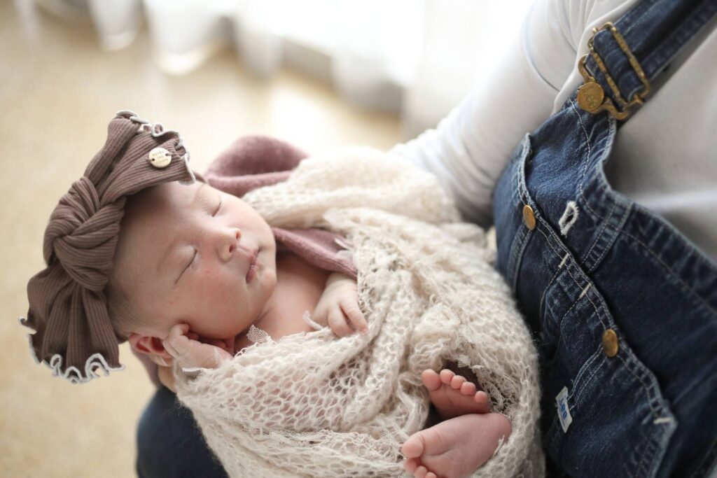 ニューボーンフォトの赤ちゃんの写真。ママが子育てが始まったばかりの写真。